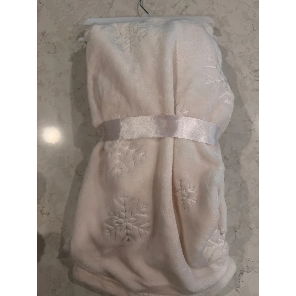 Limited‎ Edition Doll with Soft Snowflake Baby Blanket Gift Set Cream Red 30x40